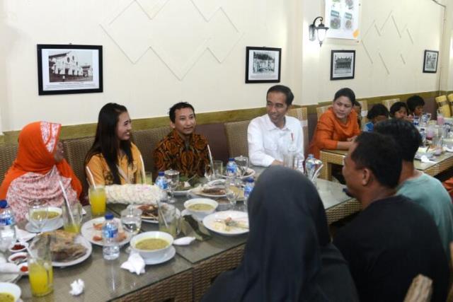 Presiden Jokowi sejenak berdiskusi sambil mengajak makan warga dalam kunjungan kerja di Cirebon, Jawa Barat (13/4). (Foto: Setpres/BPMI)