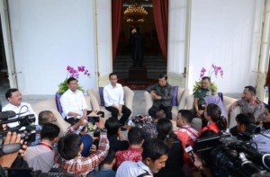 Presiden Jokowi bertemu dengan Wapres, Menko Polhukam, Panglima TNI, Kapolri, dan Kepala BIN, di beranda Istana Merdeka, Jakarta, Senin (17/4) sore. 