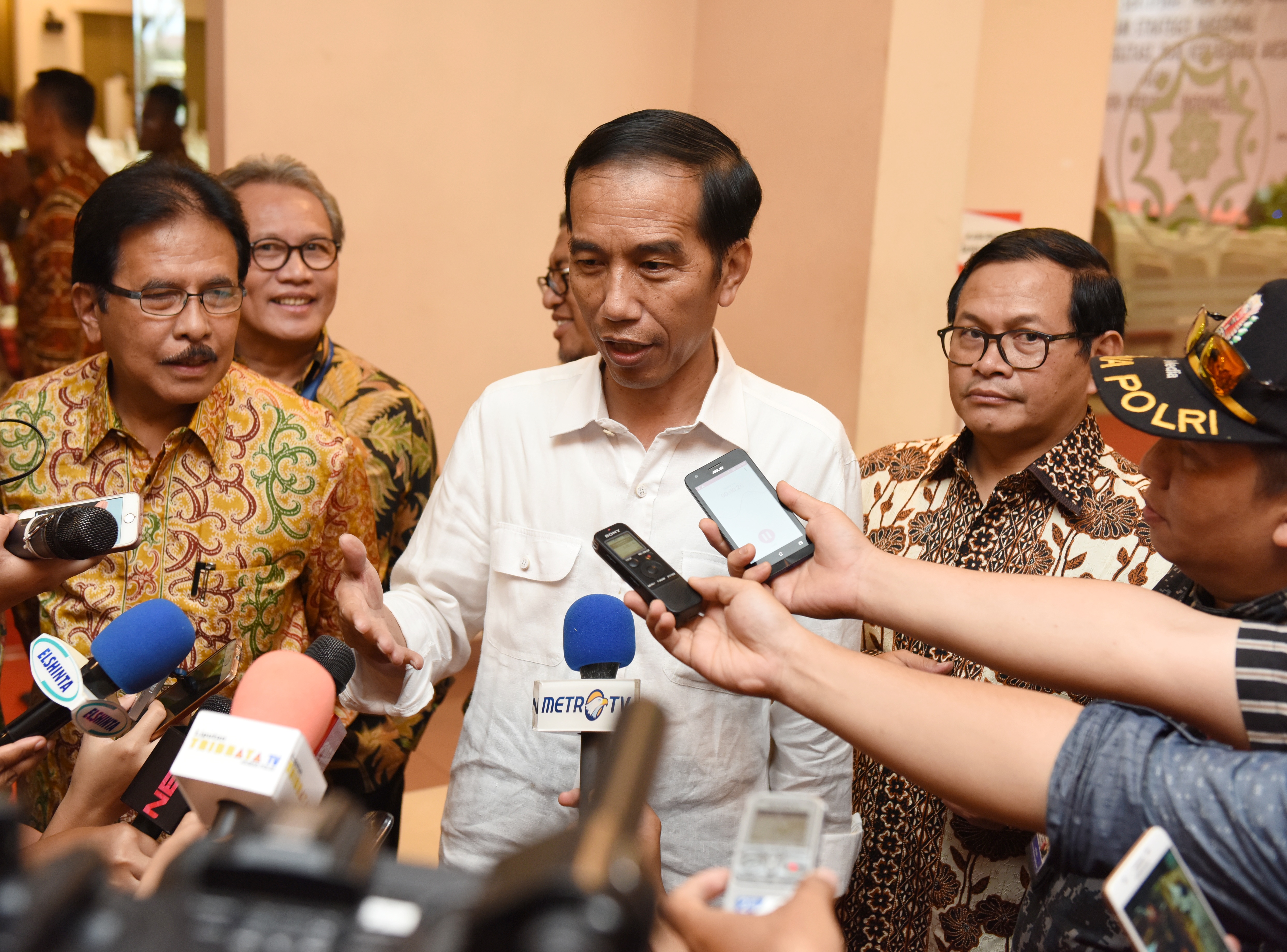 Presiden Jokowi menjawab pertanyaan wartawan usai penyerahan sertifikat tanah di Graha Batununggal Indah, Bandung Kidul, Bandung, Jawa Barat, Rabu (12/4). (Foto: Humas/Anggun)