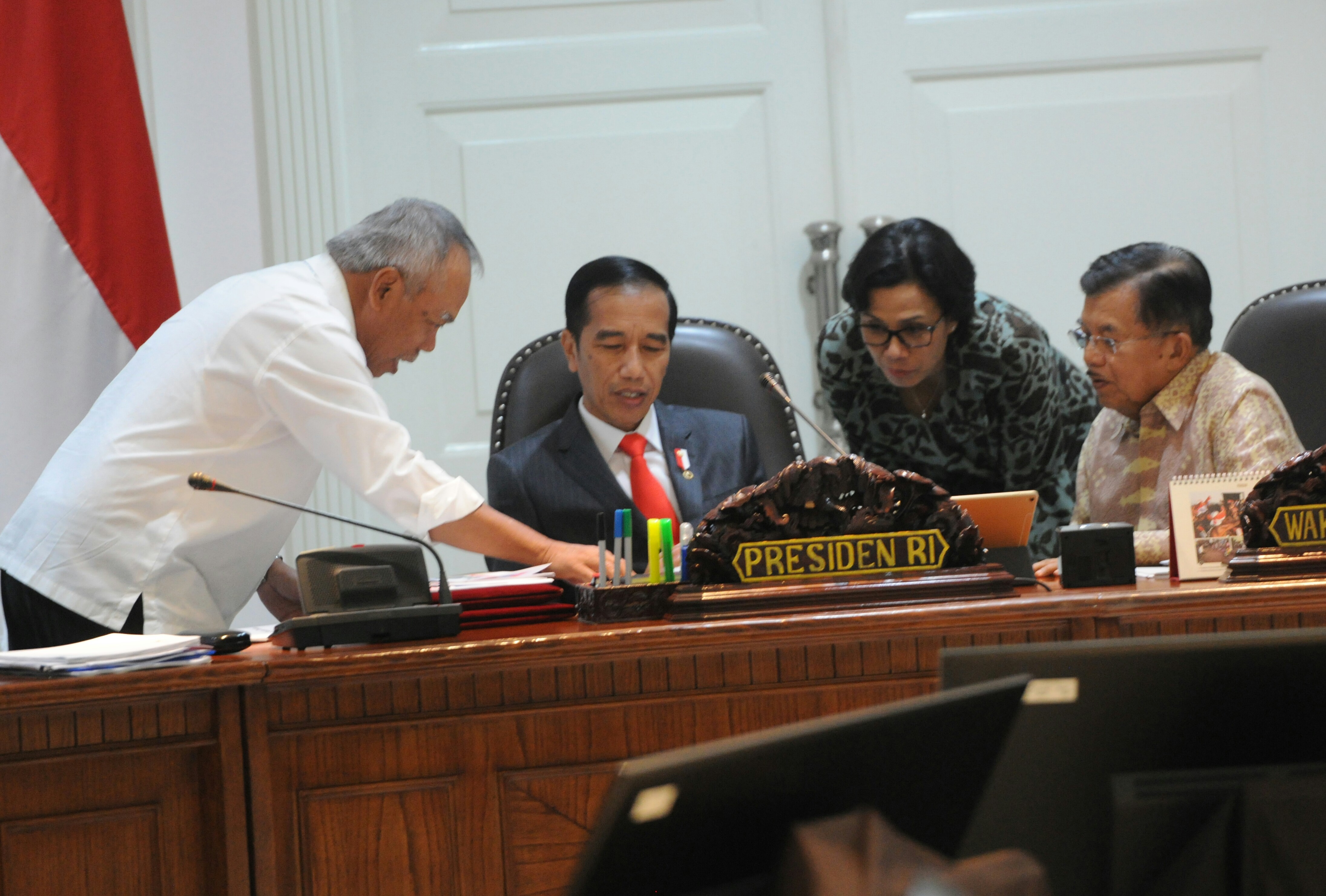 Presiden Jokowi berdiskusi dengan Wapres, Menkeu, dan Menteri PUPR sebelum dimulainya Rapat Terbatas tentang Pembiayaan Keuangan di Kantor Presiden, Jakarta, Selasa (11/4). (Foto: Humas/Rahmat)