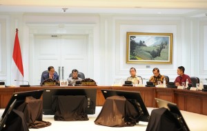 Presiden saat memimpin Rapat Terbatas bahas evaluasi pelaksanaan program Provinsi Jambi di Kantor Presiden, Jakarta, Kamis (20/4). (Foto: Humas/Jay) 