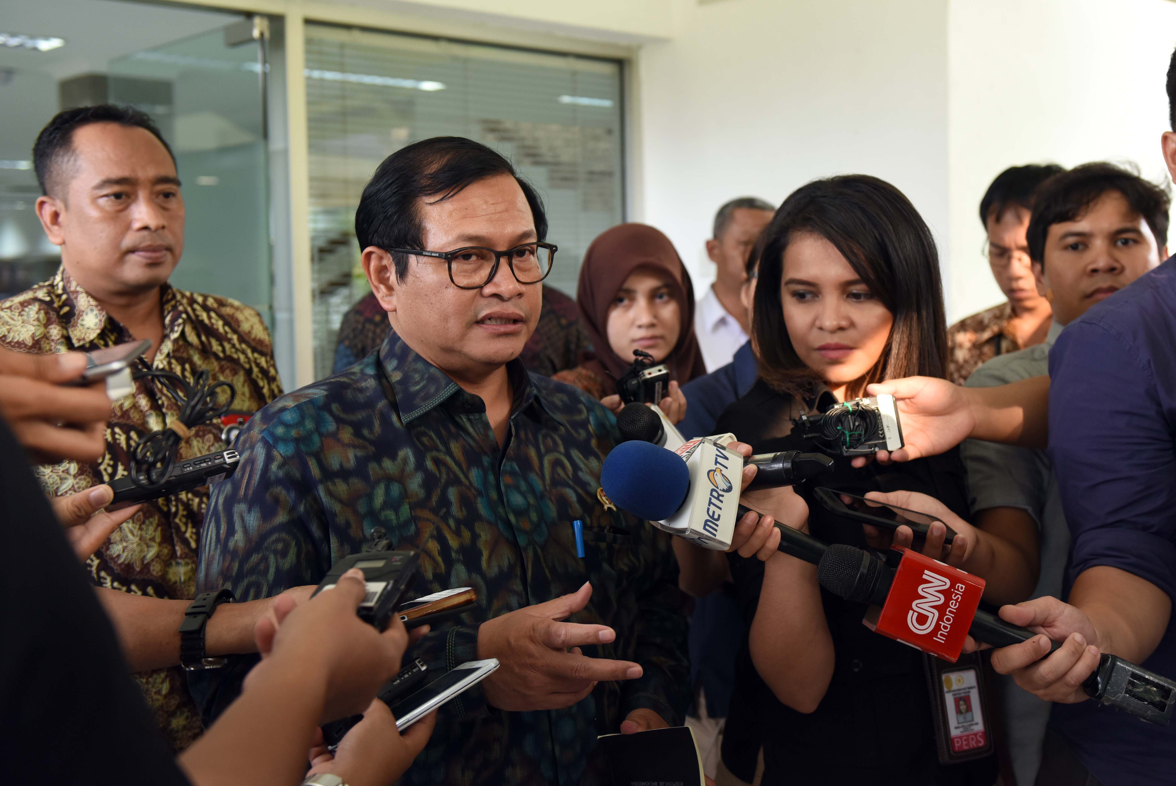 Seskab menjawab pertanyaan wartawan usai mengikuti Rapat Terbatas di Kantor Presiden, Jakarta, Senin (10/4). (Foto: Humas/Jay)