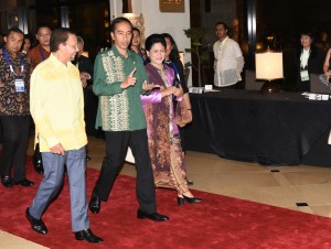 Presiden Jokowi berjalan bersama Ibu Negara Iriana saat mengikuti rangkaian acara KTT ke-30 ASEAN di Manila, Filipina, Sabtu (29/4). (Foto: Humas/Rahmat)