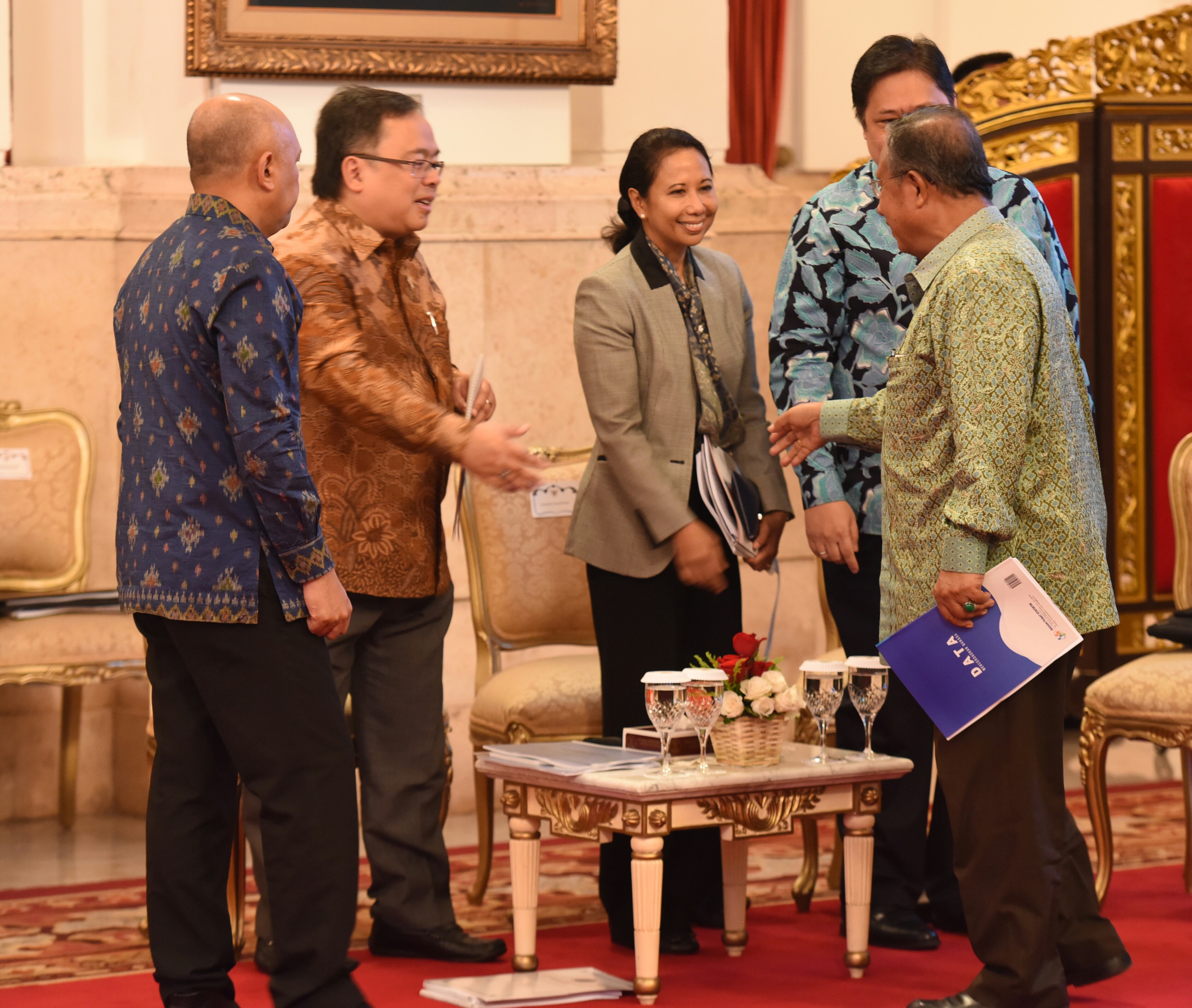 Sebelum ikuti Sidang Kabinet Paripurna, nampak beberapa menteri berdiskusi di Istana Negara, Jakarta (4/4). (Foto: Humas/Rahmat) 