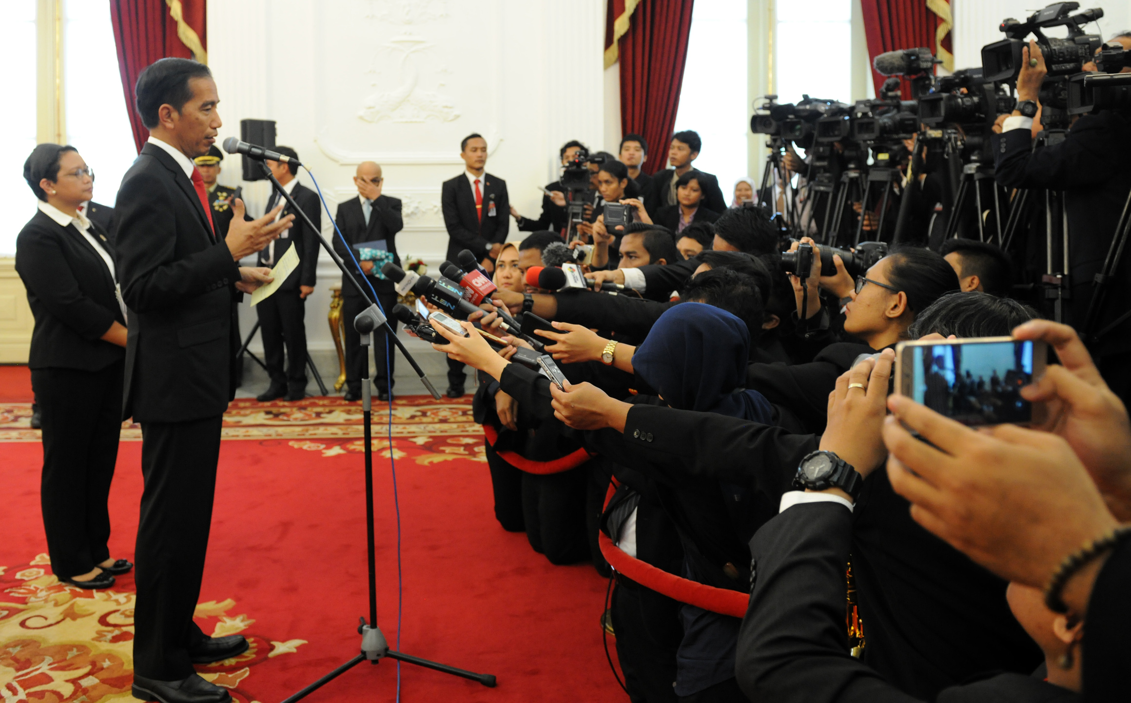 Presiden Jokowi menjawab pertanyaan wartawan usai menerima kunjungan Presiden Afghanistan Mohammad Ashraf Ghani, di Istana Merdeka, Jakarta, Rabu (5/4) sore. (Foto: Rahmat/Humas)