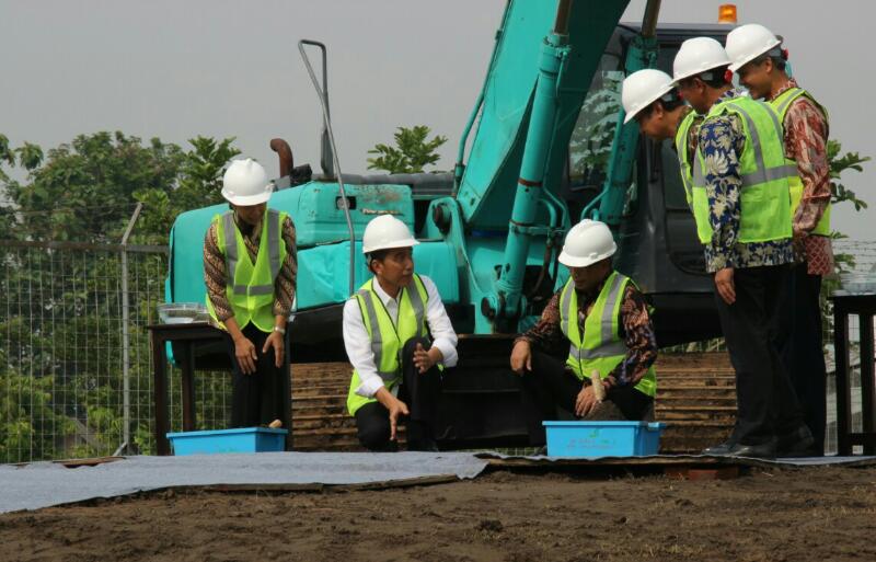 Presiden Jokowi saat melakukan groundbreaking kereta Bandara Adi Soemarmo di Jawa Tengah, Sabtu (8/4). (Foto: Humas/Fid)