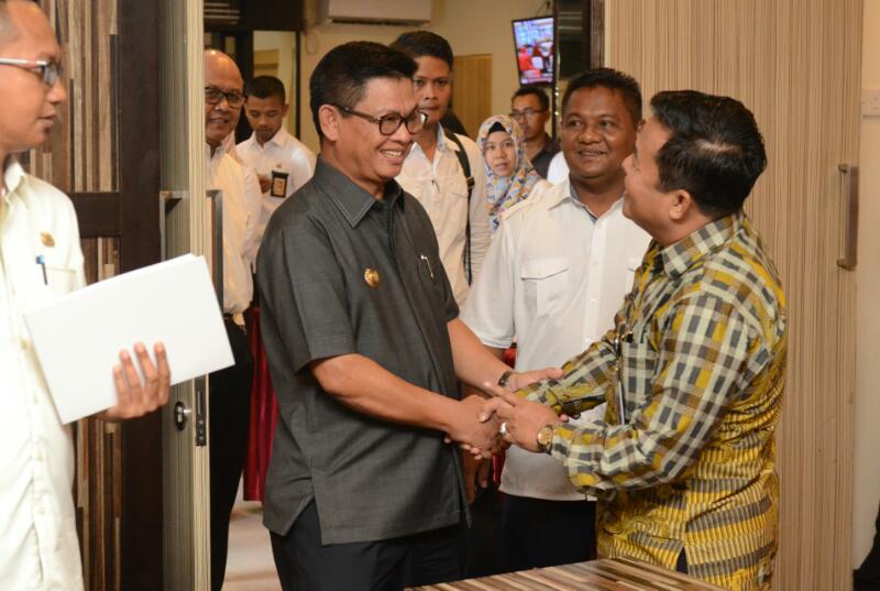 Gubernur Kaltara, Irianto Lambrie bersalaman dengan Asdep Humas dan Protokol dalam rangka kunjungan kehumasan Sekretariat Kabinet di Tarakan, Kalimantan Utara, Rabu (12/4) siang. (Foto: Humas/Jay)