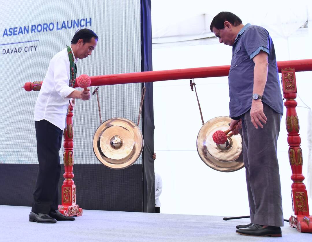 Presiden Jokowi dan Presiden Duterte saat resmikan Kapal Ro-ro Davao-Bitung, di Filipina, Minggu (30/4). (Foto: BPMI)