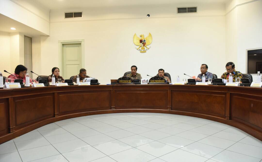Rapat Terbatas mengenai Evaluasi Peraturan tentang Lahan Gambut, di Kantor Presiden, Jakarta, Rabu (26/4) siang. (Foto: Humas/Jay)