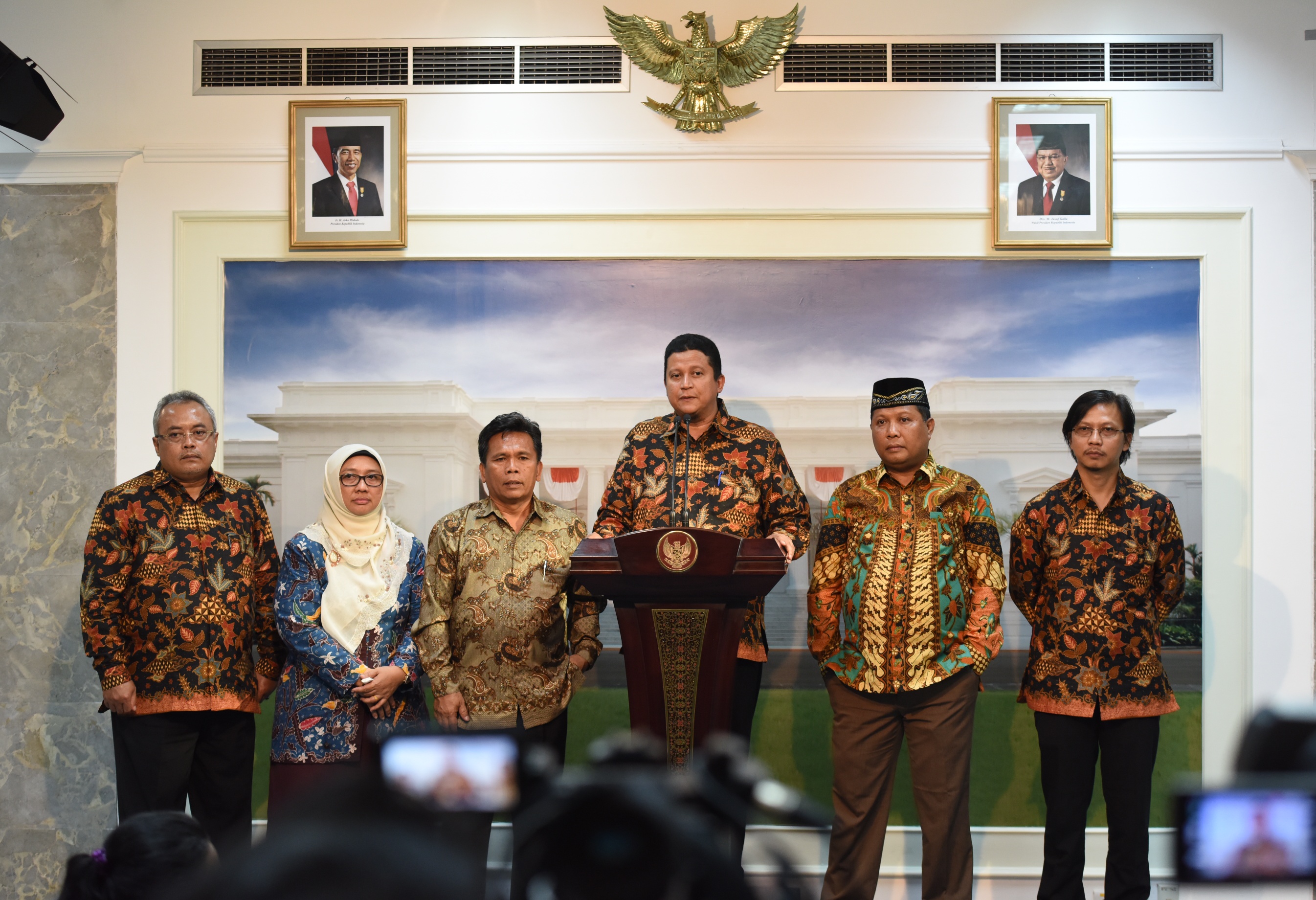Ketua Bawaslu Periode 2012-2017 menyampaikan pernyataan pers di Kantor Presiden, Jakarta, Senin (10/4). (Foto: Humas/Jay) 