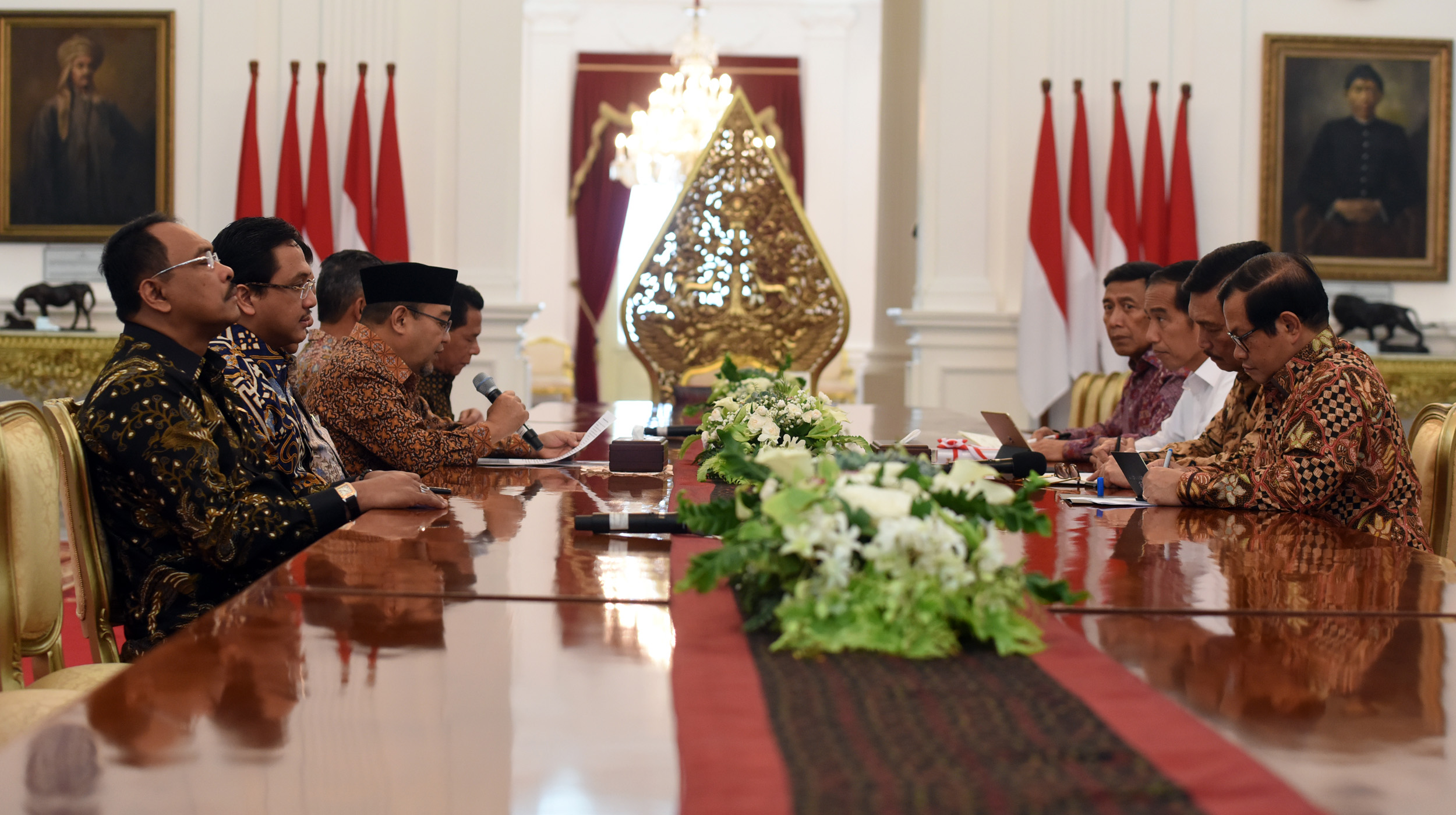 Presiden Jokowi bertemu dengan pimpinan BPK di Istana Merdeka, Jakarta, Senin (17/4). (Foto: Humas/Rahmat) .