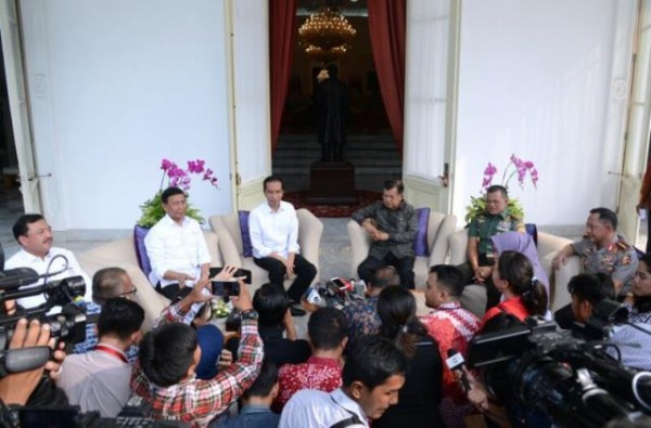 President Jokowi meets with Vice President, Coordinating Minister for Political, Legal, and Security Affairs, TNI Commander, Police Chief, and BIN Chief, on the veranda of the Merdeka Palace, Jakarta, Monday (17/4) afternoon.