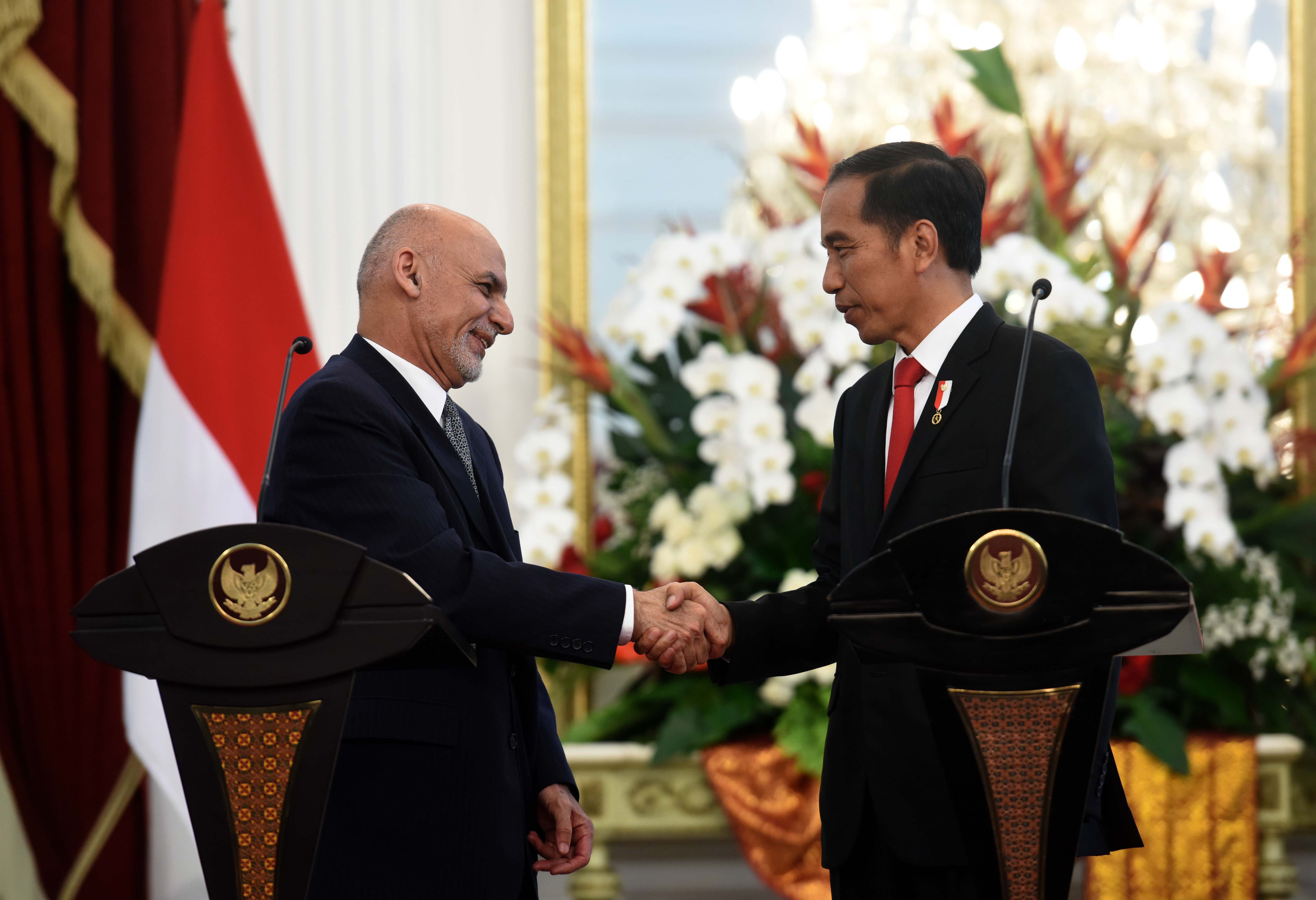 President Jokowi and President of Afghanistan Mohammad Ashraf Ghani are shaking hands after delivering their statement, at the Merdeka Palace, Jakarta, Wednesday (5/4) afternoon (Photo: JAY/PR)