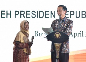 Presiden Jokowi bersama warga saat meluncurkan Kebijakan Pemerataan Ekonomi (KPE) dan Reforma Agraria di Alun-alun Kabupaten Boyolali, Provinsi Jawa Tengah, Jumat (21/4). (Foto:BPMI)