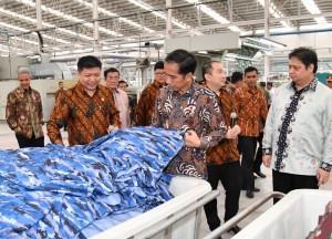 Presiden Jokowi saat meninjau pabrik PT Sri Rejeki Isman Tbk di Kabupaten Sukoharjo, Provinsi Jawa Tengah, Jumat (21/4). (Foto: BPMI Setpres/Laily)