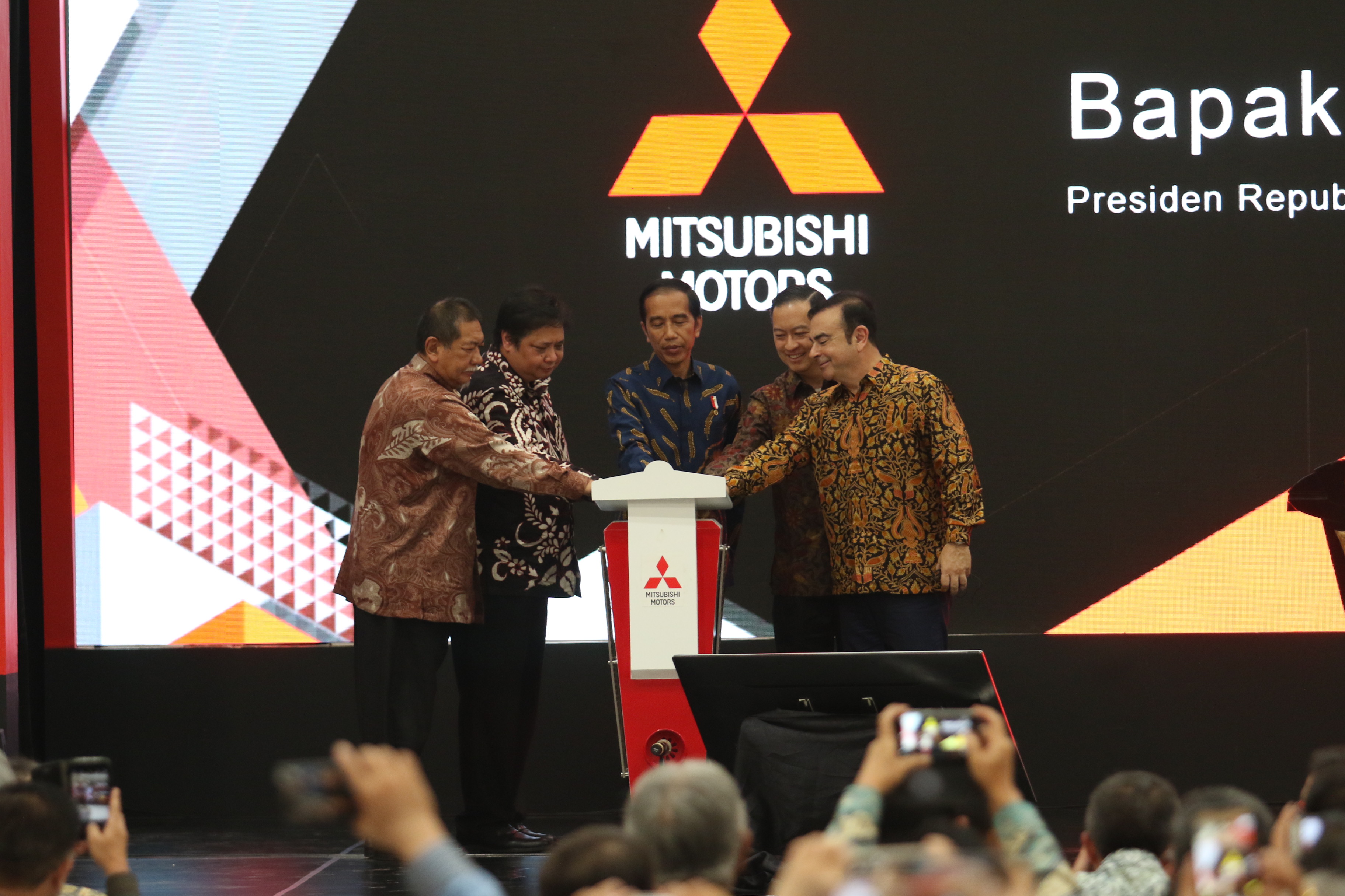 Presiden Jokowi didampingi sejumlah pejabat menekan tombol sirene peresmian pabrik Mitsubhisi Motors Krana Yudha Indonesia, di Bekasi, Jawa Barat, Selasa (25/4). (Foto: OJI/Humas) 