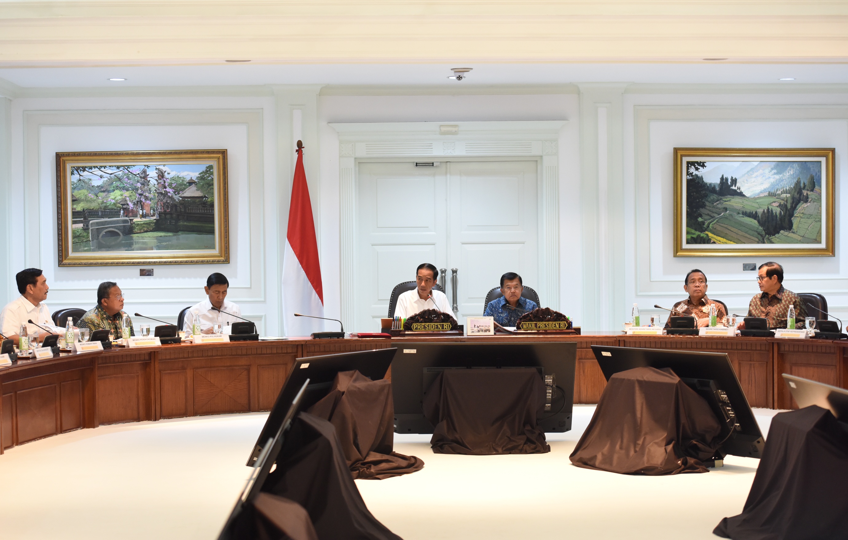 Presiden Jokowi didampingi Wakil Presiden Jusuf Kalla memimpin rapat terbatas Persiapan Menghadapi Idul Fitri 1438H/2017M, di Kantor Presiden, Jakarta, Senin (3/4) siang. (Foto: JAY/Humas) 