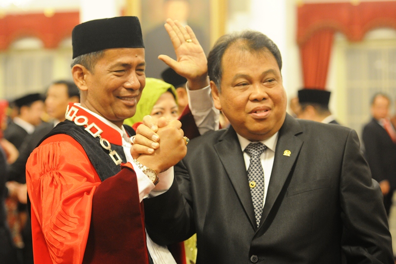 Hakim MK yang baru dilantik, Saldi Isra, bersalaman dengan Ketua MK Arif Hidayat, usai pengucapan sumpah di Istana Negara, Jakarta, Selasa (11/4). (Foto: Humas/Rahmat)