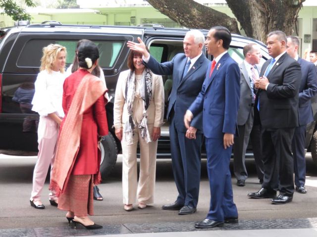 Presiden Jokowi menyambut Wapres Amerika Serikat, MIke Pence, di Istana Merdeka, Jakarta, Kamis (20/4). (Foto: Humas/Agung)