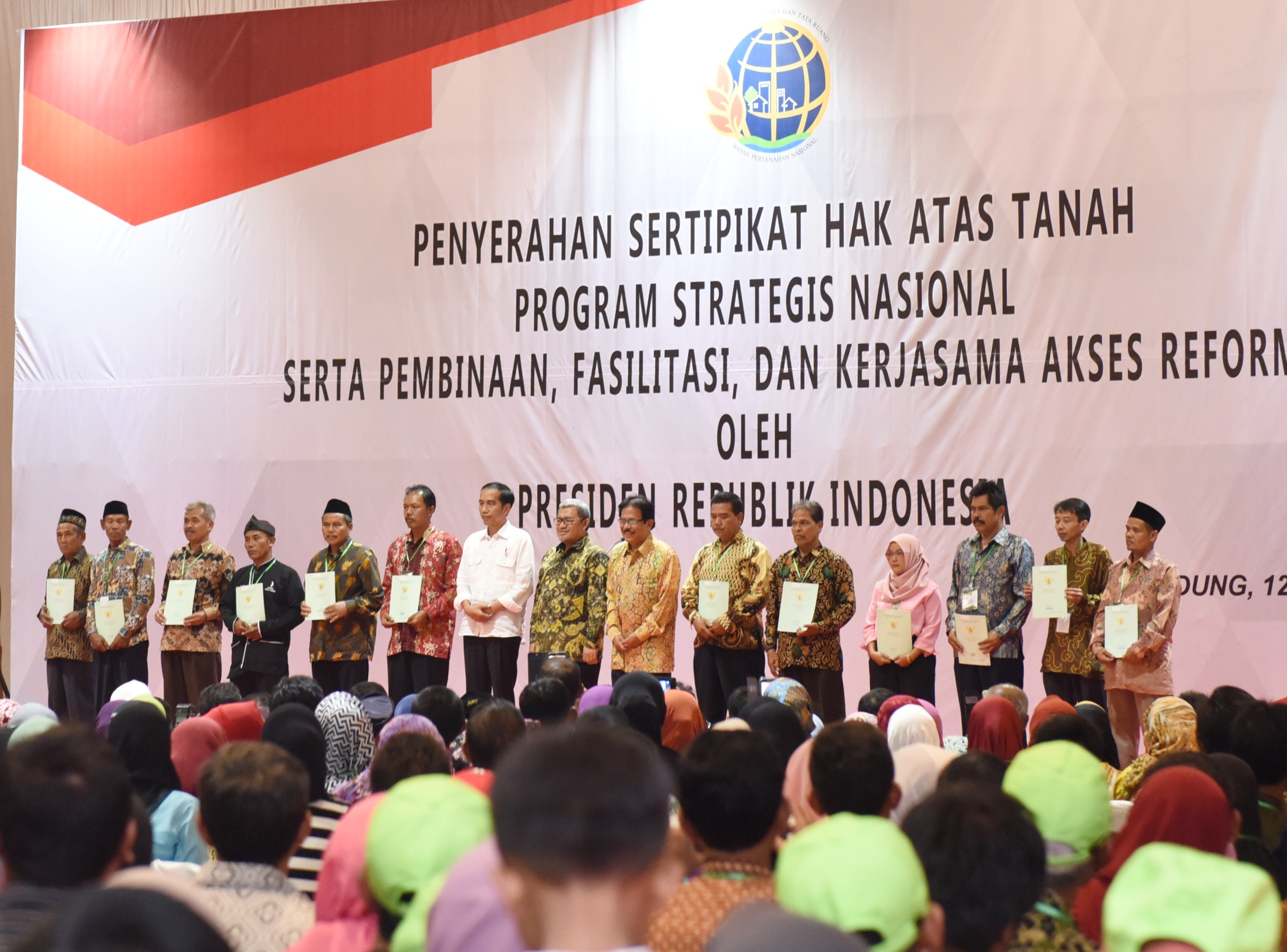 Presiden Jokowi saat menghadiri penyerahan sertifikat tanah di Graha Batununggal Indah, Bandung Kidul, Bandung, Rabu (12/4). (Foto: Humas/Anggun)