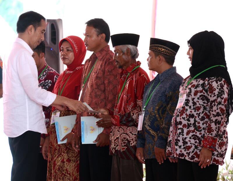 Presiden Jokowi saat menyerahkan 1989 sertifikat tanah, di Lapangan Ranggajati, Kecamatan Sumber, Kabupaten Cirebon, Kamis (13/4). (Foto: Humas/Agung)