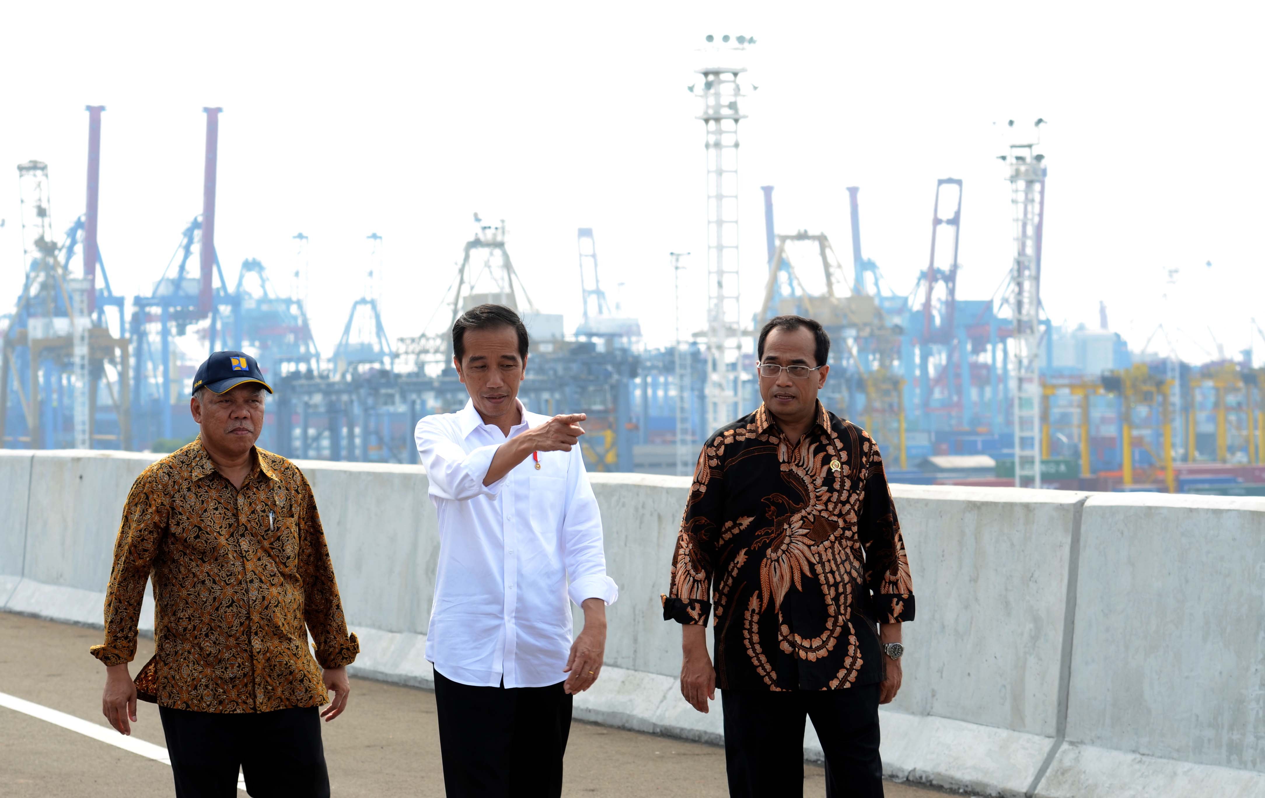 Presiden Jokowi didampingi Menhub dan Menteri PUPR saat tinjau jalan tol akses Tanjung Priok, Jakarta, Sabtu (15/4). (Foto: Humas/Jay)
