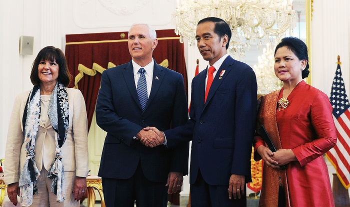 Presiden Jokowi menerima Wapres AS Mike Pence di Istana Merdeka, Jakarta (20/4). (Foto: Humas/Rahmat)