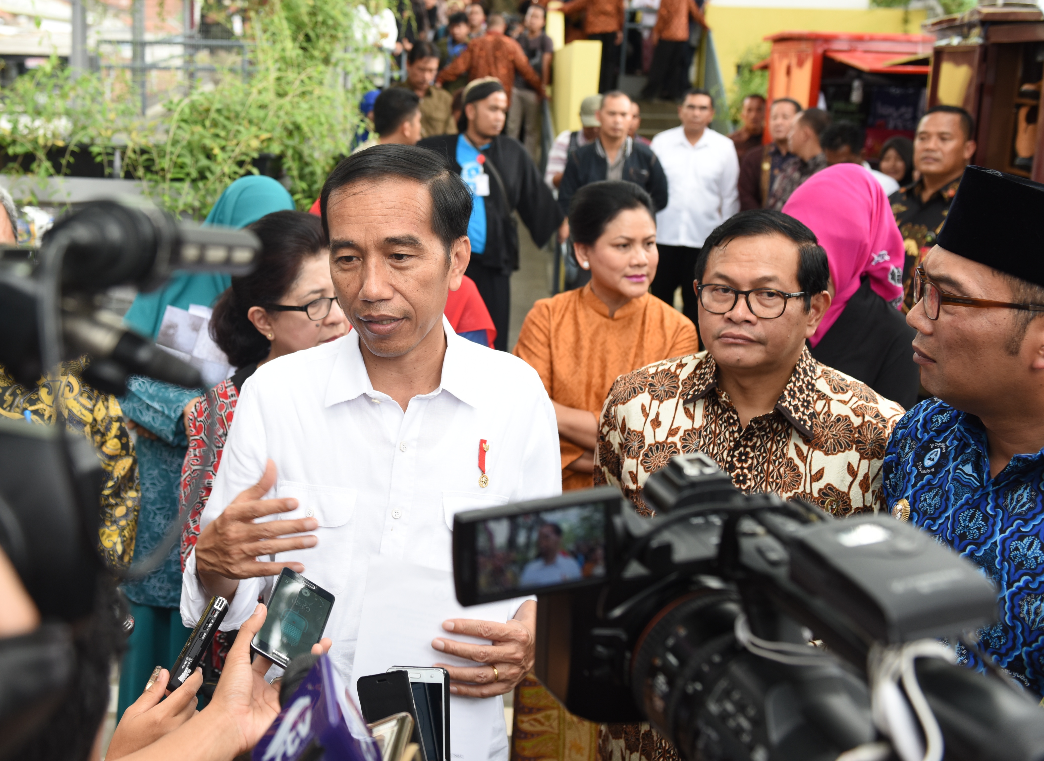 President Jokowi answers reporters questions after visiting Teras Cihampelas in Bandung, West Java (12/4) (Photo by: Public Relations Division/Anggun)