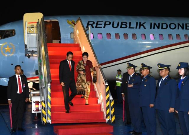Presiden Jokowi dan Ibu Negara Iriana tiba di Halim Perdanakusuma, Jakarta usai kunjungan kenegaraan ke Filipina dan Hong Kong, Senin (1/5). 