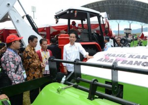 Presiden Jokowi saat meninjau Pekan Nasional Petani Nelayan ke-15 Tahun 2017 di Stadion Harapan Bangsa, Gampong Lhong Raya, Banda Aceh, Provinsi Aceh, Sabtu (6/5). (Foto: BPMI)