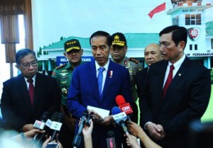 Presiden keterangan ke wartawan sebelum bertolak ke Riyadh, Arab Saudi, dari Pangkalan TNI AU Halim Perdanakusuma Jakarta, Sabtu (20/5). (Foto: BPMI)