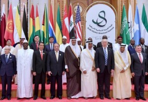 Presiden Jokowi berfoto bersama dengan kepala  negara yang hadir dalam KTT Arab Islam Amerika di Riyadh, Arab Saudi, Minggu (21/5).