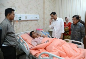 Presiden dan Wapres menjenguk korban bom Kampung Melayu, yang sedang dirawat di RS. Polri, Kramat Jati, Jakarta, Kamis (25/5). 