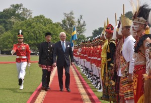 Dengan mengenakan baju adat Betawi, Presiden Jokowi mendampingi Raja Swedia Carl XVI Gustaf memeriksa pasukan kehormatan, saat berkunjung ke Istana Bogor, Jabar, Senin (22/5) siang. (Foto: Nia/Humas)