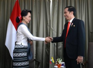 President Jokowi meets Aung San Suu Kyi before attending the 30th ASEAN Summit, in Manila, the Philippines, on Saturday (29/4). (Photo: BPMI) 