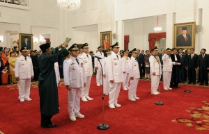 Para Gubernur dan Wakil Gubernur membaca sumpah saat dilantik oleh Presiden Jokowi di Istana Negara, Jakarta, Jumat (12/5). (Foto: Humas/Agung)