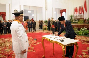 Presiden Jokowi menandatangani berita acara pelantikan Gubernur di Istana Negara, Jakarta, Jumat (12/5). (Foto: Humas/Agung)