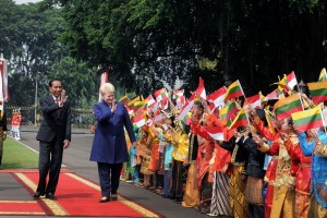 Presiden Jokowi menyambut kedatangan Presiden Republik Lithuania, Dalia Grybauskaitè, di Istana Merdeka, Jakarta, Rabu (17/5). (Foto: Humas/Oji)