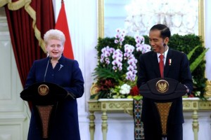 Presiden Jokowi saat sampaikan pernyataan bersama dengan Presiden Dalia Grybauskaitè, di Istana Merdeka, Jakarta, Rabu,(17/5). (Foto: Humas/Oji)