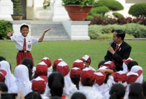 Presiden Jokowi menjadi pendongeng dalam acara acara Gemar Membaca dalam rangka Hari Buku Nasional, di halaman tengah Istana Merdeka, Jakarta,  Rabu (17/5). (Foto: Humas/Jay).