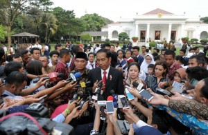 Presiden Jokowi menjawab pertanyaan wartawan usai menghadiri Hari Buku Nasional, di halaman tengah Istana Merdeka, Jakarta, Rabu (17/5). (Foto: Humas/Jay)