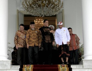 Presiden Jokowi sebelum berfoto bersama tokoh lintas agama yang tergabung dalam Asosiasi Forum Komunikasi Umat Beragama, di Istana, Bogor, Jabar, Selasa (23/5). (Foto: Humas/Agung)