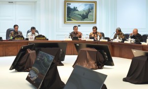 Gubernur Jabar Ahmad Heryawan (kedua dari kiri) mengikuti rapat terbatas yang dipimpin oleh Presiden Jokowi, di Kantor Presiden, Jakarta, Selasa (2/5) siang. (Foto: Rahmat/Humas)