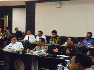 Mentan Amran Sulaiman bersama Kapolri dan Mendagri menyampaikan keterangan pers terkait stok pangan jelang Ramadhan dan Lebaran, di Mabes Polri, Jakarta, Rabu (3/5) siang.
