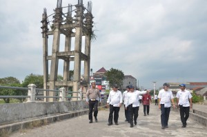Seskab dan Menteri PUPR meninjau melihat proyek pembangunan jembatan Brawijaya yang mangkrak di tengah kota Kediri, Senin (15/5). (Foto: Humas/Oji)