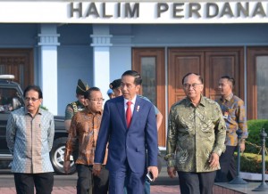 Presiden Jokowi didampingianggota Wantimpres dan sejumlah menteri berjalan memasuki pesawat kepresidenan di Bandara Halim Perdanakusuma, Jakarta, Rabu (24/5) pagi, untuk kunjungan kerja ke Malang, 
