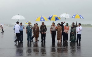 Sejumlah pejabat Maluku Utara, dipimpin Gubernur Abdul Ghani Kasuba (paling kiri), melepas keberangkatan Presiden Jokowi, di Bandara Babullah, Ternate, Selasa (9/5) pagi. (Foto: OJI/Humas)