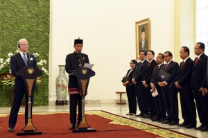 Presiden Jokowi dan Raja Swedia Carl XVI Gustaf menyampaikan pernyataan pers bersama usai pertemuan bilateral delegasi kedua negara, di Istana Bogor, Jabar, Senin (22/5) siang. (Foto: Nia/Humas)
