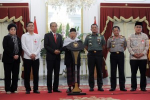 Ketua MUI memberikan keterangan kepada wartawan usai wartawan usai bersama tokoh lintas agama bertemu Presiden Jokowi, di Istana Merdeka, Jakarta, Selasa (16/5). (Foto: Humas/Jay)