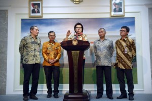 Pimpinan KPK didampingi Staf Khusus Presiden Johan Budi memberikan keterangan pers usai diterima Presiden Jokowi, di Istana Merdeka, Jakarta, Jumat (5/5) siang. (Foto: OJI/Humas)